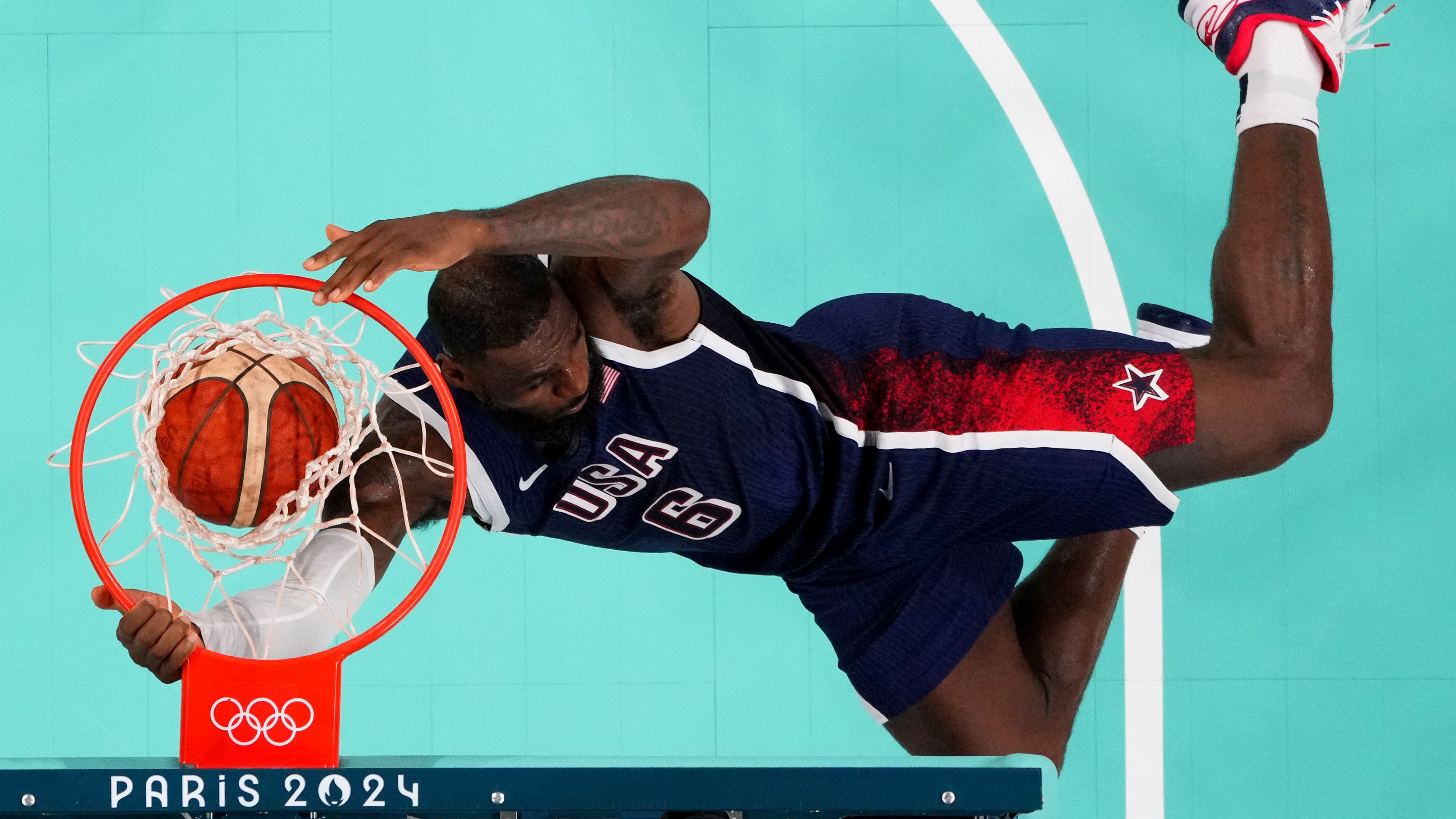 <strong>Olympia 2024: Die besten Bilder des zweiten Tages</strong><br>Gleich zu Beginn des Basketball-Top-Spiels zwischen Serbien und den USA fliegt LeBron James durch die Luft - inklusive fulminantem Dunk.