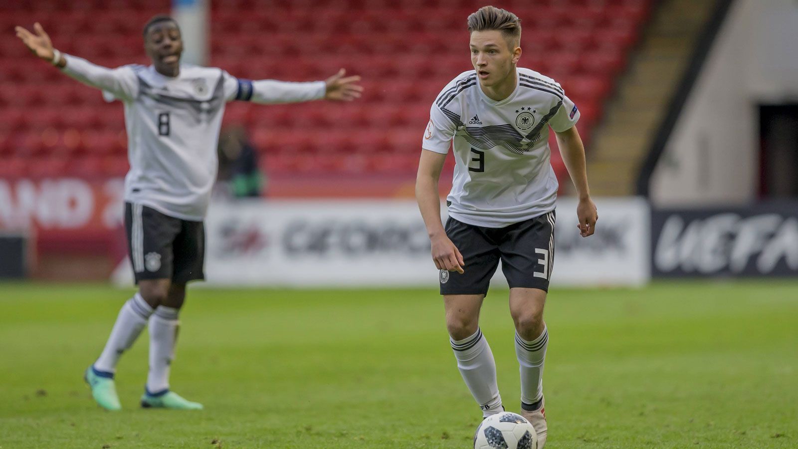 
                <strong>Noah Katterbach, U17 Gold</strong><br>
                Die Fritz-Walter-Goldmedaille geht in der U17 an Noah Katterbach vom 1. FC Köln. Der Linksverteidiger spielte 16 mal in der A-Junioren Bundesliga West und wurde schon zwölf mal in die U17-Nationalmannschaft berufen. Zusammen mit Batista Meier und Unbehauen nahm er an der U17 Europameisterschaft 2018 teil. 
              