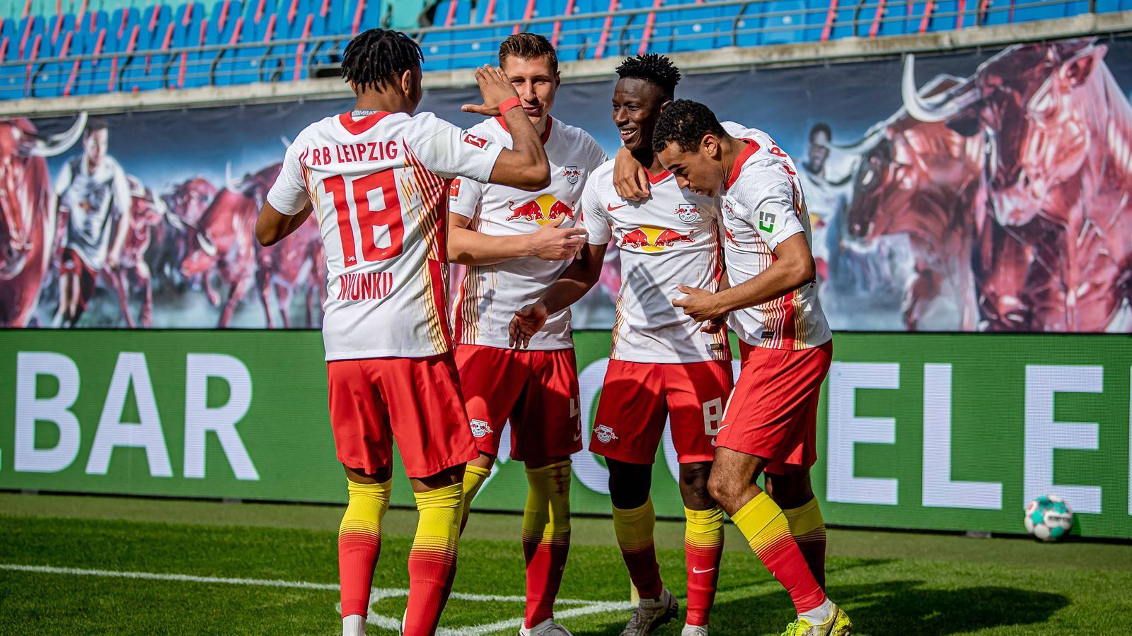 
                <strong>Leipzig peilt die Vize-Meisterschaft an</strong><br>
                Nach der Enttäuschung im DFB-Pokalfinale hofft RB Leipzig nun die Bundesliga-Saison mit einem Erfolgserlebnis abschließen zu können. Gelingt dem Team von Trainer Julian Nagelsmann am Sonntag (20.30 Uhr im Liveticker auf ran.de) gegen den VfL Wolfsburg ein Sieg oder ein Remis, dann wäre immerhin die Vize-Meisterschaft perfekt. 
              