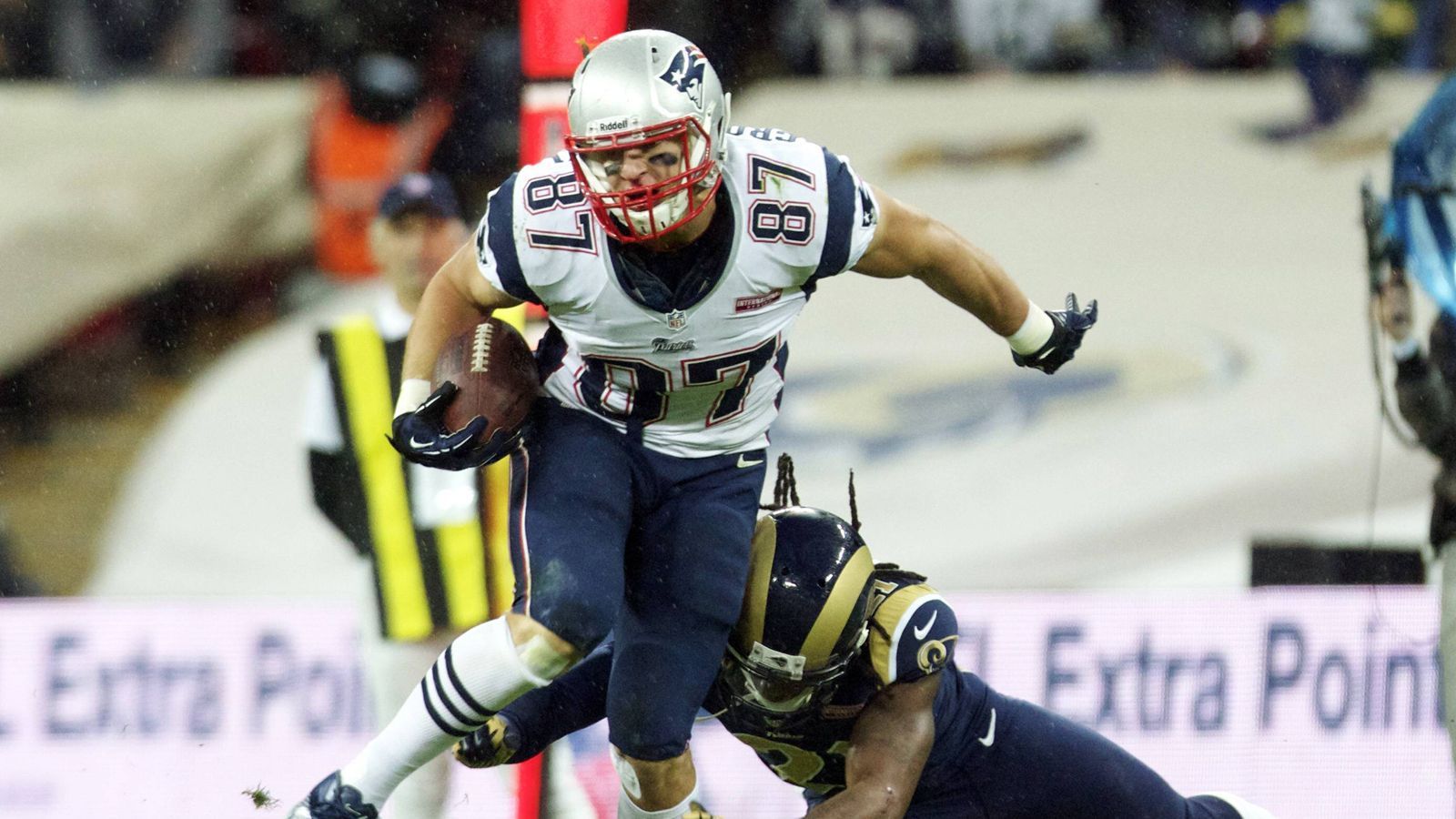 
                <strong>2012: Knöchelstauchung</strong><br>
                Auch in den Playoffs der Saison 2011/12 verstaucht sich Gronkowski den Knöchel. Im AFC Championship Game gegen die Baltimore Ravens reicht es für die New England Patriots trotzdem zum Sieg. Im Super Bowl XLVI gegen die New York Giants kann Gronk zwar durchspielen, seine Verletzung behindert ihn aber deutlich. Die Giants gewinnen mit 21:17.
              