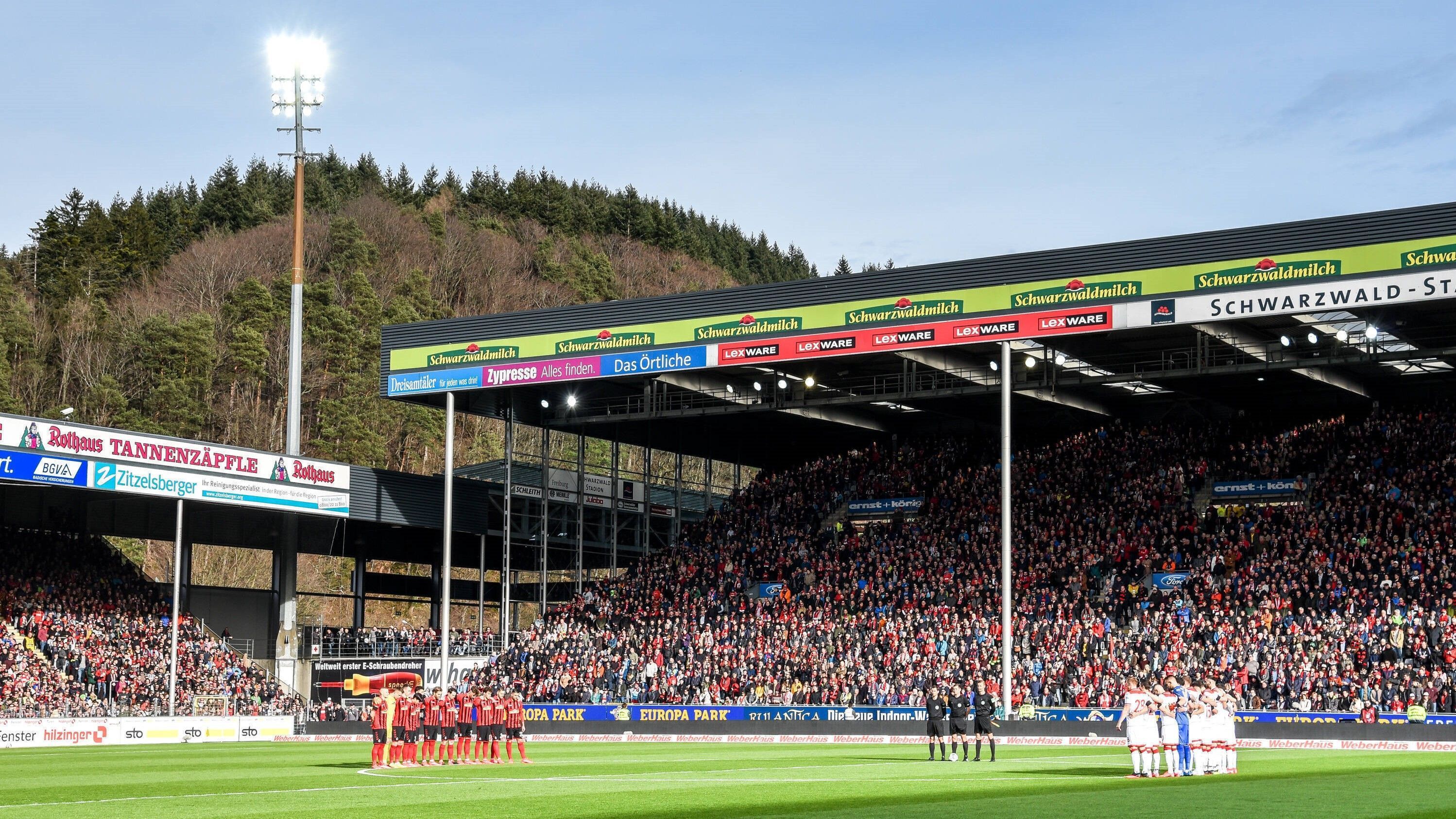 
                <strong>Schwarzwald-Stadion</strong><br>
                Verein: SC FreiburgErstes Spiel: 01.09.1954 (bis 2004 Dreisamstadion, 2004–2011 Badenova-Stadion, 2012–2014 Mage Solar Stadion, 2014 Stadion an der Schwarzwaldstraße)
              