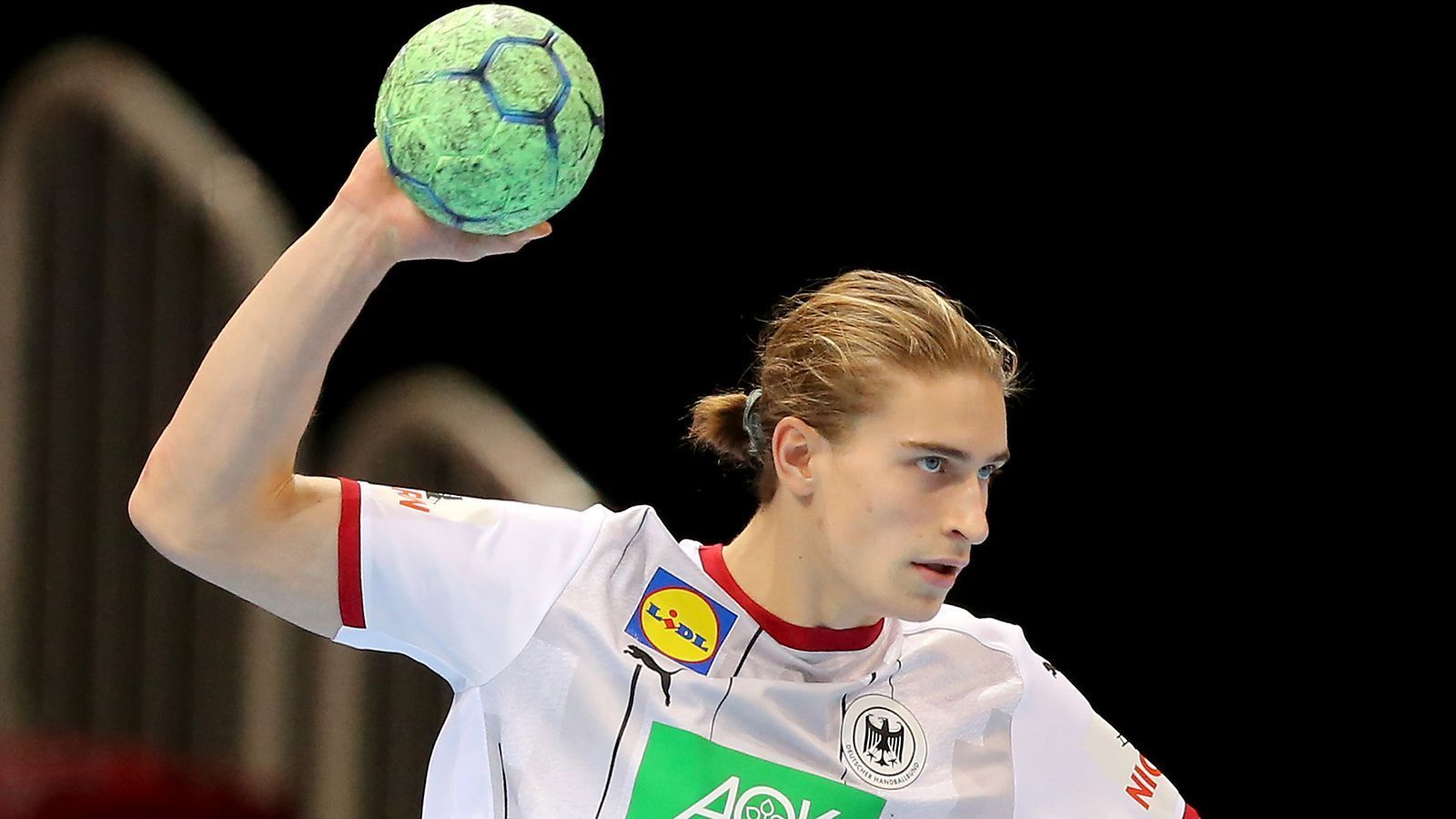 
                <strong>Juri Knorr (Rückraum Mitte - GWD Minden - Bald RN Löwen)</strong><br>
                Für das wohl größte Handball-Talent Deutschlands ist es die erste WM-Teilnahme. Der erst 20-Jährige gab Ende 2020 sein Debüt für die Nationalmannschaft. Bei Minden gehört der Spielmacher bereits zu den absoluten Leistungsträgern. Im DHB-Team könnte er ebenfalls eine wichtige Rolle einnehmen, gegen Österreich stellte er sein Können bereits unter Beweis. Knorr könnte die große Überraschung des Turniers werden.
              