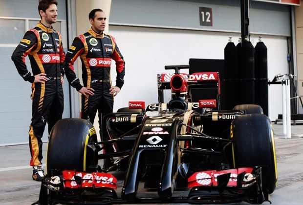 
                <strong>Lotus E22</strong><br>
                Nach langem Tüfteln stellt Lotus den E22 vor. In Bahrain lassen die Ingenieure die Katz aus dem Sack - Pastor Maldonado (r.) und Romain Grosjean (l.) können endlich loslegen. 
              