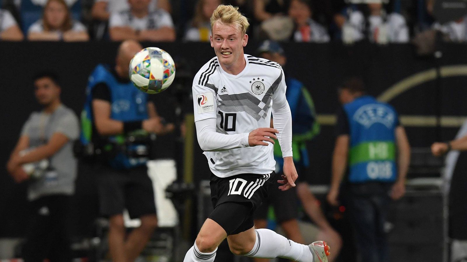 
                <strong>Gewinner: Julian Brandt</strong><br>
                Wie schon bei seinen Kurzeinsätzen bei der WM bringt Julian Brandt sofort Leben in die Bude. Er geht das Tempo, er sucht Dribblings, er riskiert etwas. Sein Tor zum 1:1-Ausgleich gegen Peru ist Extraklasse.
              