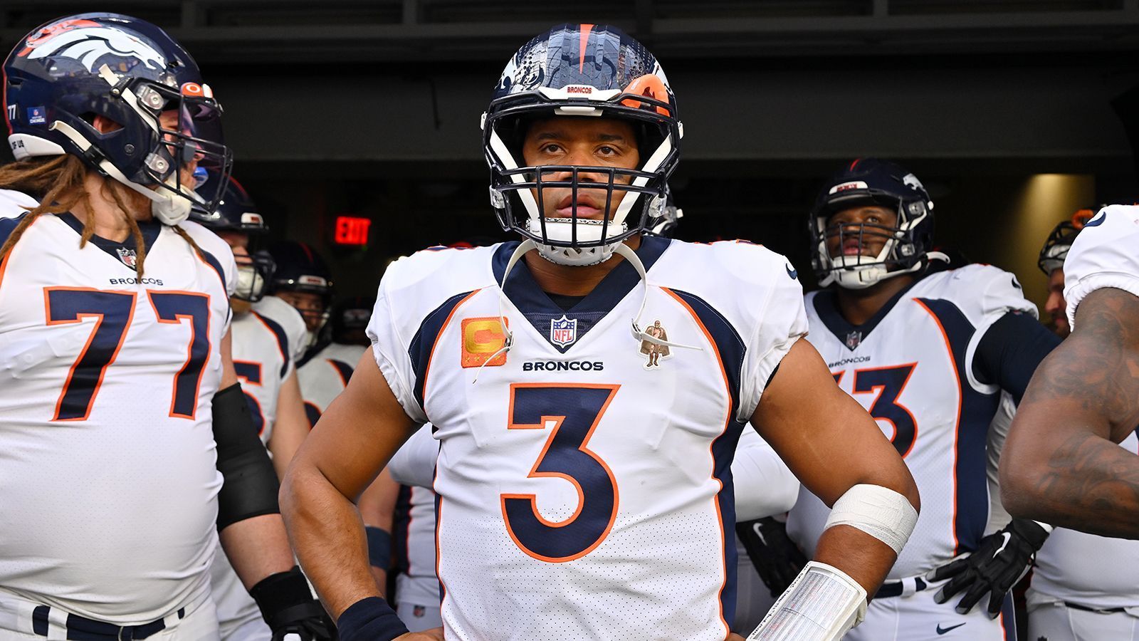 
                <strong>Russell Wilson (Denver Broncos)</strong><br>
                Der als Heilsbringer angepriesene Quarterback Russell Wilson sollte der Offensive der Broncos einen neuen Anstrich verpassen, blieb aber in seiner ersten Spielzeit weitgehend blass. Die hohen Erwartungen konnten nicht erfüllt werden, die Broncos shcwammen im Niemandsland der NFL umher, Head Coach Nathaniel Hackett musste seinen Posten räumen. Wilson unterschrieb in der Offseason einen Fünfjahres-Vertrag, der ihm bis zu 247 Millionen US-Dollar in die Kassen spülen kann. Die Broncos tradeten Tight End Noah Fant, Quarterback Drew Lock, Defensive Tackle Shelby Harris, je zwei Erst- und Zweitrunden-Picks und einen Fünftrunden-Pick für Wilson und einen Viertrunden-Pick. Ein Trade dürfte deshalb äußerst unwahrscheinlich sein, da kein Team den hoch dotierten Vertrag aufnehmen möchte. Laut NFL-Insider Ian Rapoport wird Wilson in der kommenden Offseason an seiner Trainings-Routine, der Art und Weise, wie er sich als Teamkollege verhält und seinem Spielstil feilen. 
              