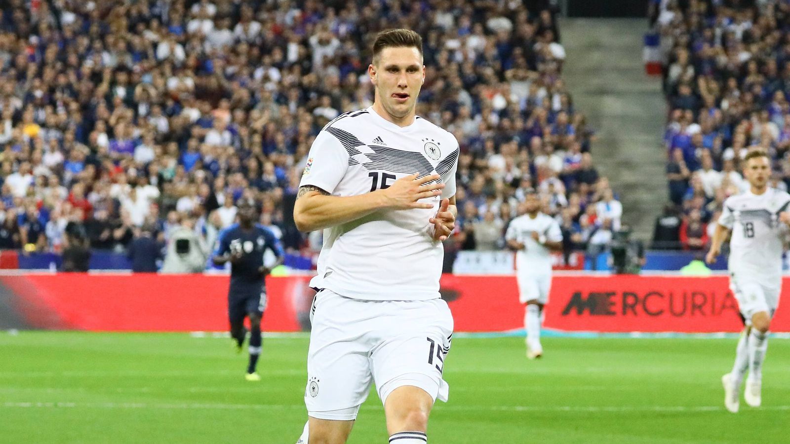 
                <strong>Niklas Süle (Deutschland)</strong><br>
                Der Jüngste im Abwehrverbund agiert zentral und bringt bei hohen Bällen seine vollen 195 Meter erfolgreich ein. Außerdem streut er lange Pässe nach Boateng-Art ein. Nur einmal entwischt ihm Mbappe und er muss Neuer danken. ran-Note: 2
              