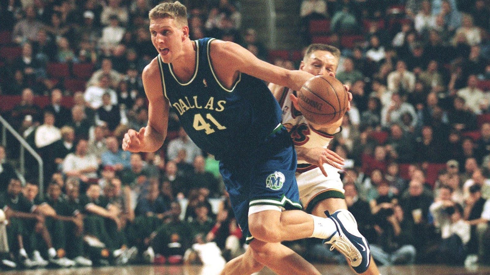 
                <strong>Dirk Nowitzki: Die Meilensteine seiner Karriere</strong><br>
                Es ist der 5. Februar 1999, als Dirk Nowitzki erstmals in der besten Basketball-Liga der Welt spielt. Er sieht trotz seiner Größe mit seiner schmächtigen Statur, seinem braven Topfschnitt und seinen 20 Jahren noch etwas unscheinbar aus auf dem NBA-Parkett. Sein Debüt feiert er gegen die Seattle Super Sonics mit Detlef Schrempf, tut sich im ersten Jahr mit dem Erwartungsdruck, den auch die Mavericks geschürt haben, schwer. Doch in den folgenden Jahren prägt das "German Wunderkind" eine Ära.
              