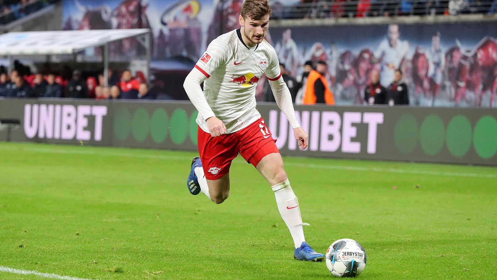 
                <strong>Spielweise: Timo Werner</strong><br>
                Timo Werner ist variabler einsetzbar als Lewandowski, er kann auch auf den Flügeln und hinter den Spitzen spielen und ist aufgrund seiner enormen Schnelligkeit ein starker Konterstürmer. Der 23-Jährige macht den größten Teil seiner Tore mit rechts, Kopfballtreffer oder Tore mit links erzielt er eher selten. Seine Elfmeterbilanz in der Bundesliga steht bei 7:1.
              