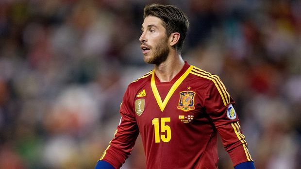 
                <strong>Abwehr: Sergio Ramos</strong><br>
                Abwehr - Sergio Ramos: Als einziger Spanier ist Sergio Ramos in dieser Auflistung zu finden. Der Abwehrmann von Real Madrid war mitverantwortlich für die Erfolge bei den Europameisterschaften 2008 und 2012.
              