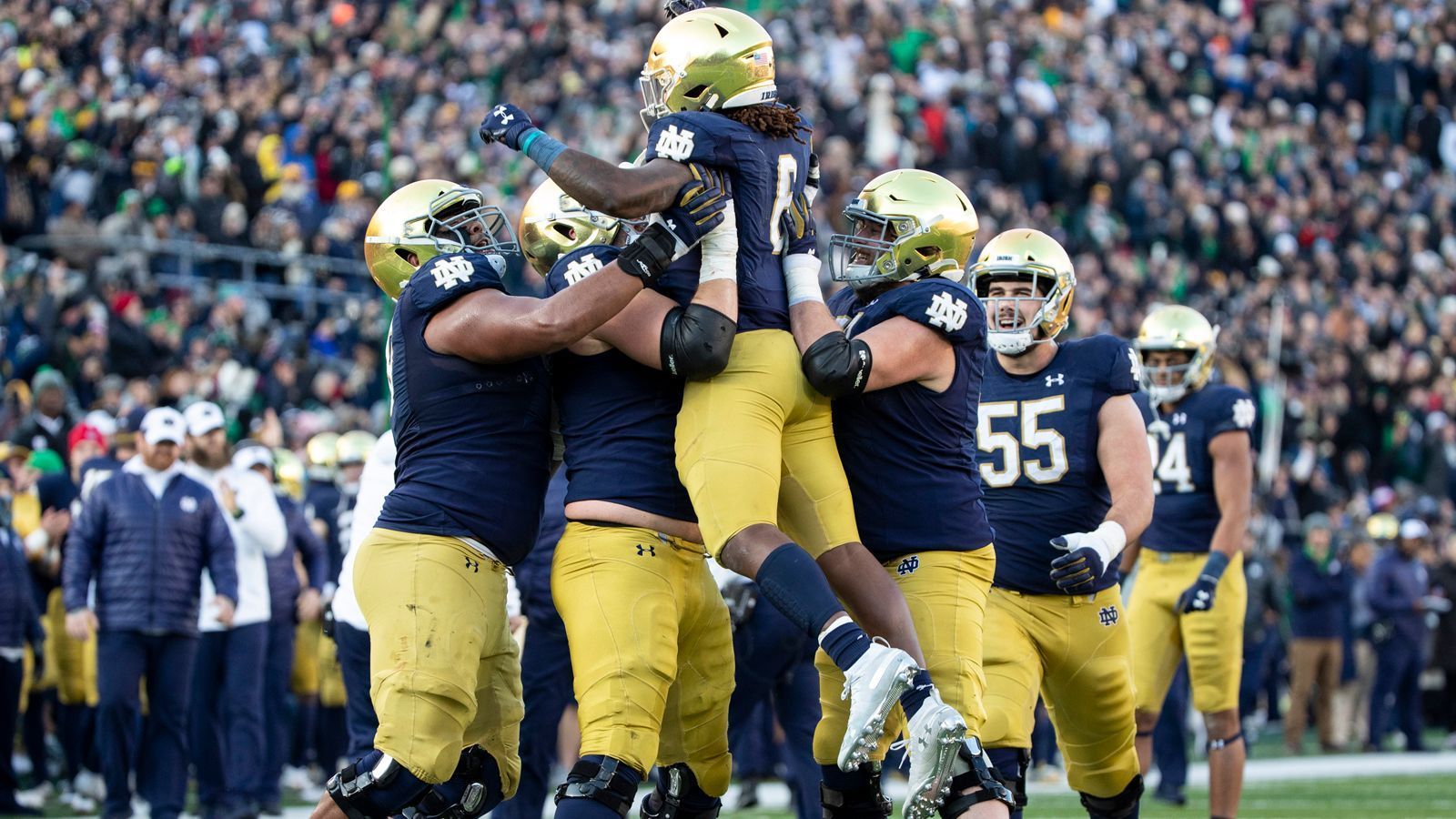 
                <strong>Notre Dame Fighting Irish</strong><br>
                Die Notre Dame Fighting Irish gelangten vergangene Saison in das Halbfinale um die College-Meisterschaft, unterlagen im Rose Bowl allerdings Alabama Crimson Tide. Die starke Saison weckte Begehrlichkeiten: Neun Spieler sind über den Draft in die NFL abgewandert, darunter auch Quarterback Ian Book. Sein Nachfolger dürfte Jack Coan sein, der von den Wisconsin Badgers zu Notre Dame gewechselt ist. Vergangene Saison brachte er 69,5 Prozent seiner Pässe für 18 Touchdowns und fünf Interceptions an den Mann. Tight End Michael Mayer dürfte zu seinen liebsten Anspielstationen zählen ...  
              