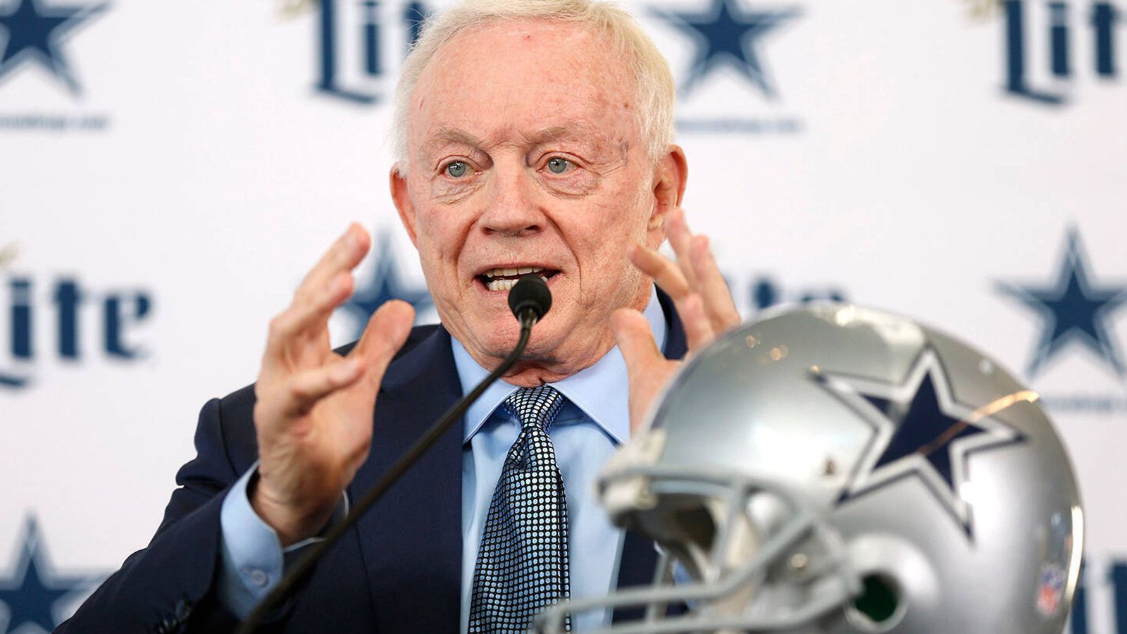 
                <strong>Jerry Jones on fire?</strong><br>
                Der Mann könnte auch eine eigene Doku füllen. Das wissen auch die Macher, und deshalb wird er wohl bei "Hard Knocks" eine große Rolle spielen. Das hat theoretisch jede Menge Potenzial, denn was Jones gerne macht: Viel und gerne reden und dabei gute Zitate liefern. Fragen nach den Saisonzielen in Kombination mit dem vielen Geld, dass die Cowboys in ihre Superstars investiert haben, könnten interessante Antworten liefern. 
              