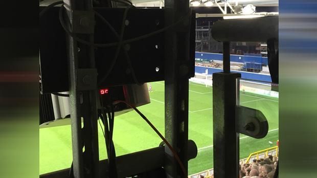 
                <strong>Windsor Park in Belfast (Linfield FC und Nationalstadion von Nordirland)</strong><br>
                Windsor Park, Nordirland (Linfield FC und Nationalstadion von Nordirland): Belfast, meine Perle. Bei einem Match der nordirischen Nationalmannschaft gegen Griechenland durfte ein Fan - ganz genau - Nichts vom Spiel sehen.
              