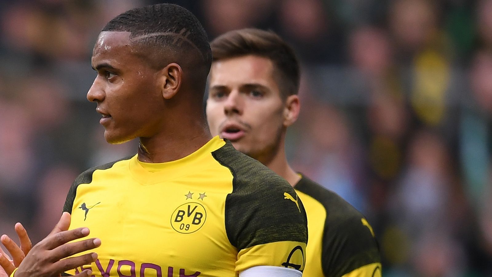 
                <strong>Manuel Akanji</strong><br>
                Muss aufgrund der Rot-Sperre für Wolf sein Debüt als rechter Verteidiger geben - macht das aber überweite Strecken bravourös. Ist von der ersten Minute ein Aktivposten, leitet auch gleich die erste Chance ein. Interpretiert seine Rolle grundsätzlich sehr offensiv und rückt häufig mit nach vorne. Legt dabei mehrere Chancen auf und versucht auch selbst zum Abschluss zu kommen. Ach defensiv 60 Minuten lang nahezu fehlerfrei. Klärt in der 52. Minute in letzter Sekunde gekonnt vor Augustinsson. Aber der 60. Minute plötzlich mit Unsicherheiten und mit einem großen Anteil am 2:2-Ausgleich durch Pizarro, als er sich auf Höhe der Grundlinie von Augustinsson düpieren lässt und das Gegentor damit einleitet. Macht damit leider alle guten Aktionen zuvor vergessen und rutscht zwei Noten ab. ran-Note: 3
              