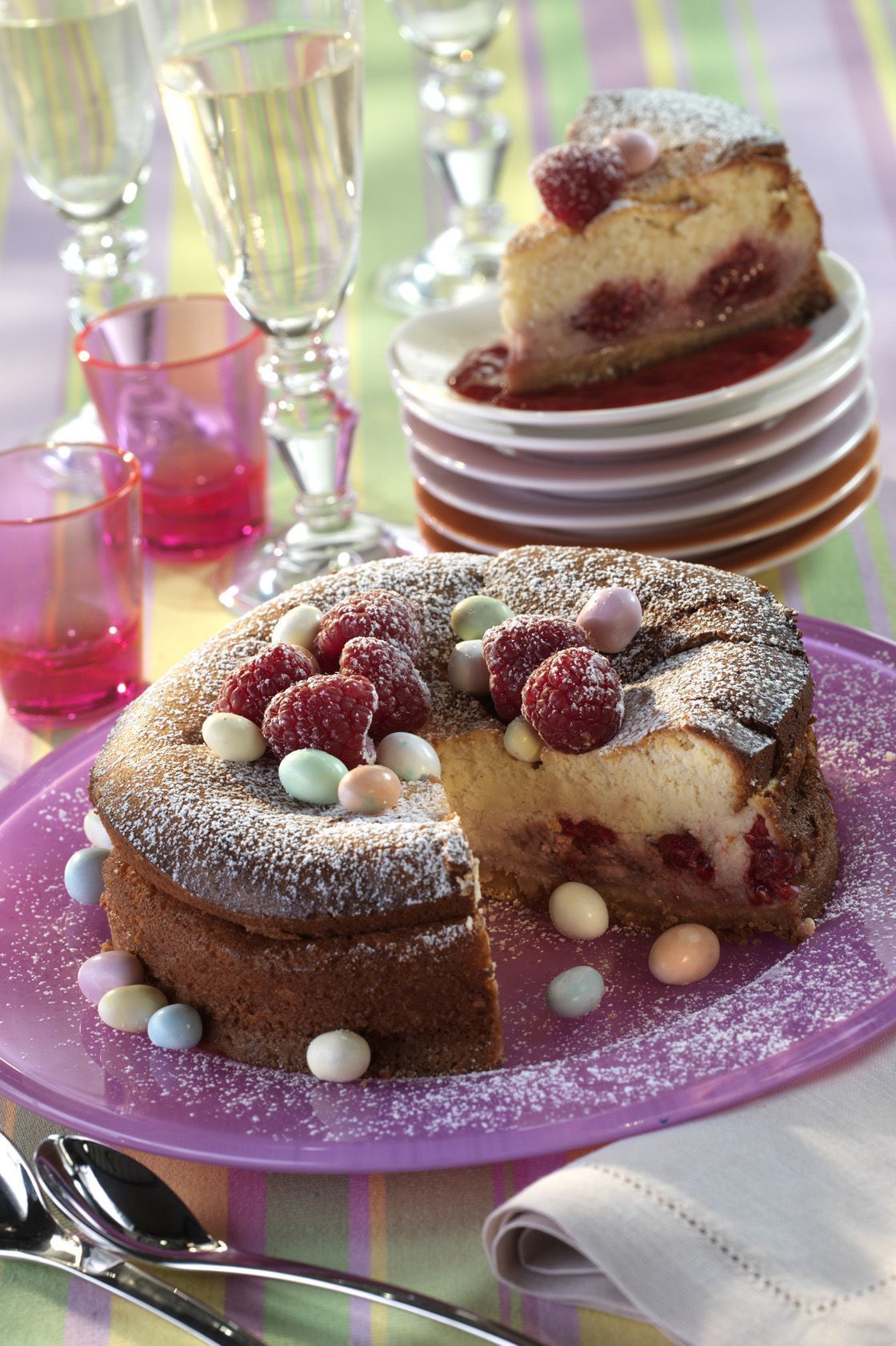 Enie backt: Rezeptbild Käsekuchen mit Himbeeren und Zuckerostereiern	