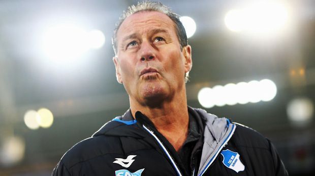 
                <strong>Huub Stevens (1899 Hoffenheim)</strong><br>
                Huub Stevens (1899 Hoffenheim): Der Niederländer, zuvor zwei Mal erfolgreicher Feuerwehrmann in Stuttgart, sollte auch die TSG retten. Doch von seinen zehn Spielen gewann Stevens gerade einmal ein einziges. Am 10. Februar trat der "Knorrer aus Kerkrade" wegen gesundheitlicher Probleme zurück. 
              