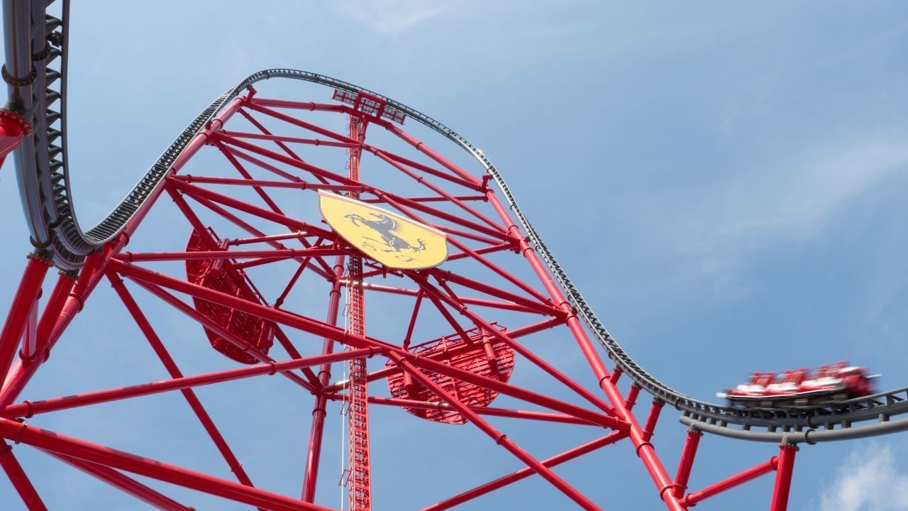 Die Red Force im PortAventura Feizeitpark in Spanien ist die höchste und schnellste Achterbahn Europas. Sie erreicht bei einer Höchstgeschwindigkeit von 180 km/h eine Höhe von 112 Metern, was etwa der Höhe eines 37-stöckigen Gebäudes entspricht.