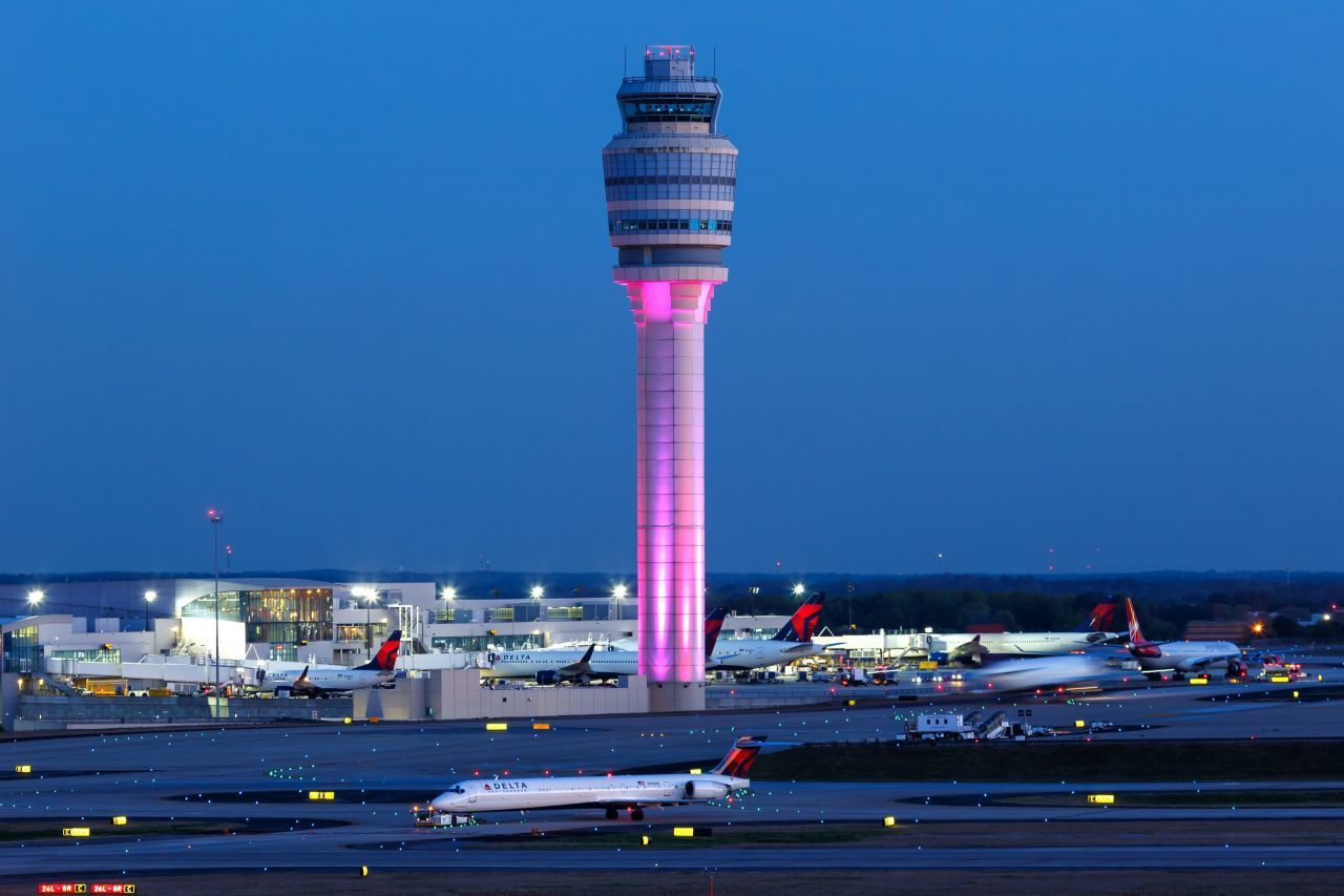 Der größte Flughafen der Welt ist nach der Anzahl der Flugpassagiere der Hartsfield-Jackson International Airport in Atlanta (USA). 107,4 Millionen Menschen dort sind im Jahr 2018 geflogen. Nirgends sonst kommen Flugbeobachter mehr auf ihre Kosten.