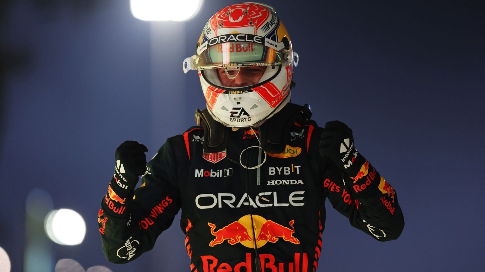 <strong>Platz 1: Max Verstappen (Red Bull)</strong> <br>Na klar! Verstappen gewinnt natürlich weiterhin. Dennoch haben wir kurz überlegt, ihn aufgrund seines Fehlverhaltens abseits der Strecke mit einem Platzabzug zu bestrafen. Seine Beleidigungen und Ansichten in Richtung Ocon waren nicht eines Champions würdig. Seine offene Kritik an der Las Vegas-Veranstaltung dafür erfrischend.