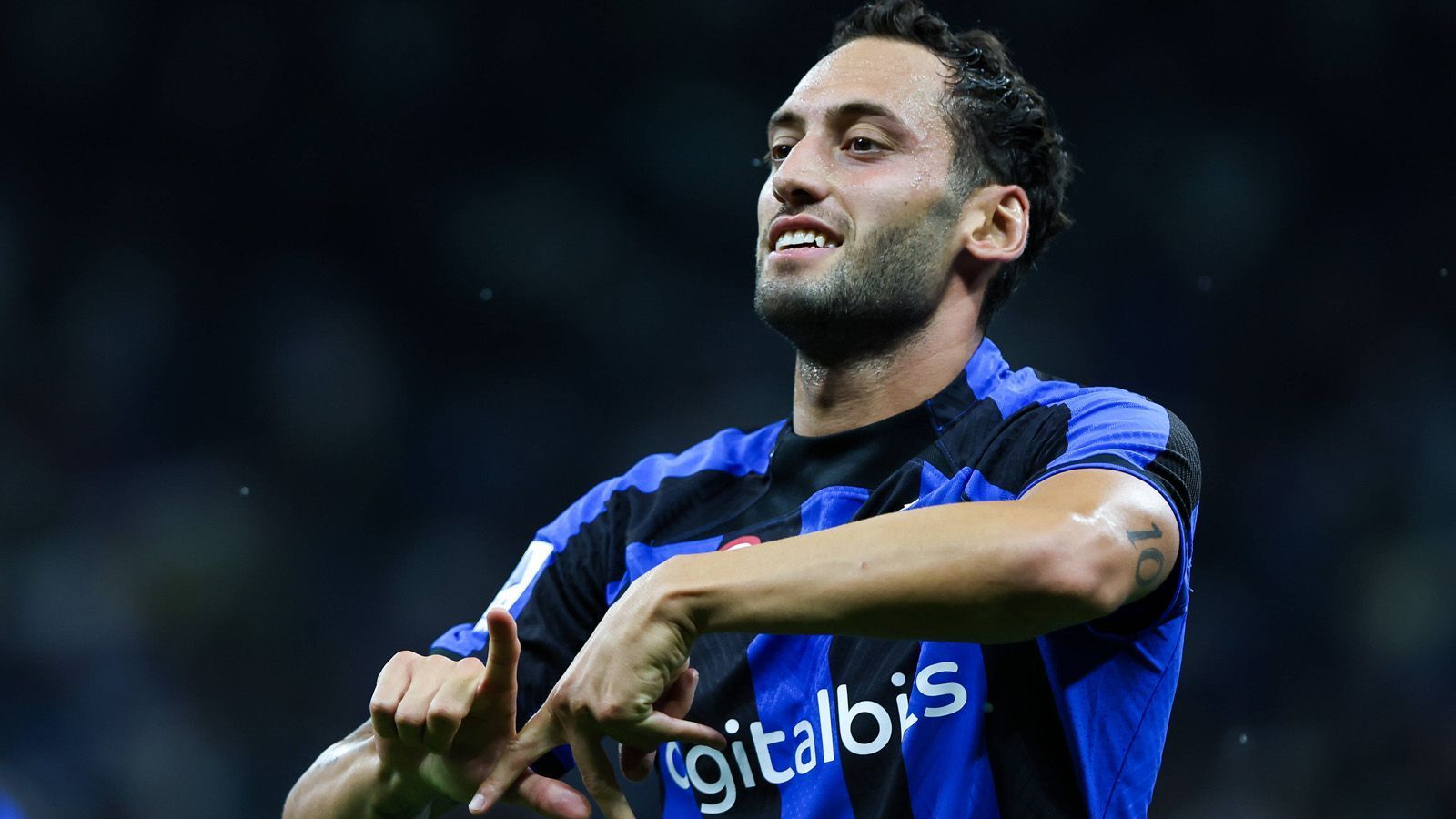 
                <strong>Hakan Calhanoglu: Ein alter Bekannter aus der Bundesliga</strong><br>
                Der Spielmacher von Inter Mailand, die am Samstag das Champions-League-Finale gegen Manchester City (ab 21 Uhr, im Liveticker auf ran.de) bestreiten, ist ein alter Bekannter aus der Bundesliga. Hakan Calhanoglu spielte früher für den Karlsruher SC, den Hamburger SV und Bayer Leverkusen, ehe er im Sommer 2017 den Schritt nach Italien vollzog. ran blickt auf seinen Werdegang mit einigen Skandalen zurück.   
              