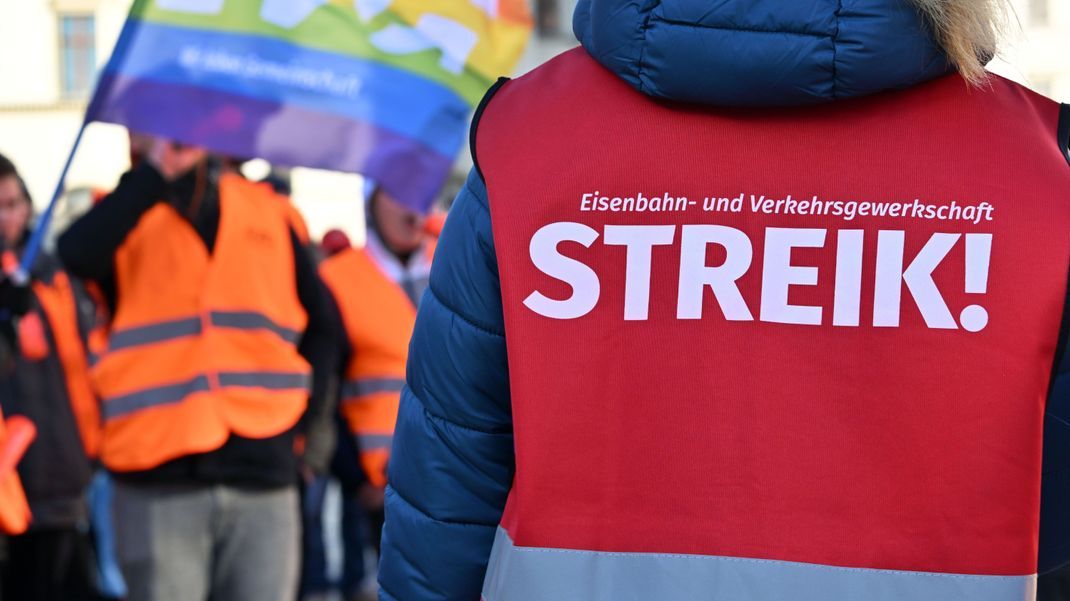  Mit einem bundesweiten Warnstreik will die Eisenbahn- und Verkehrsgewerkschaft (EVG) den Bahnverkehr in Deutschland ab Sonntagabend für 50 Stunden lahmlegen.