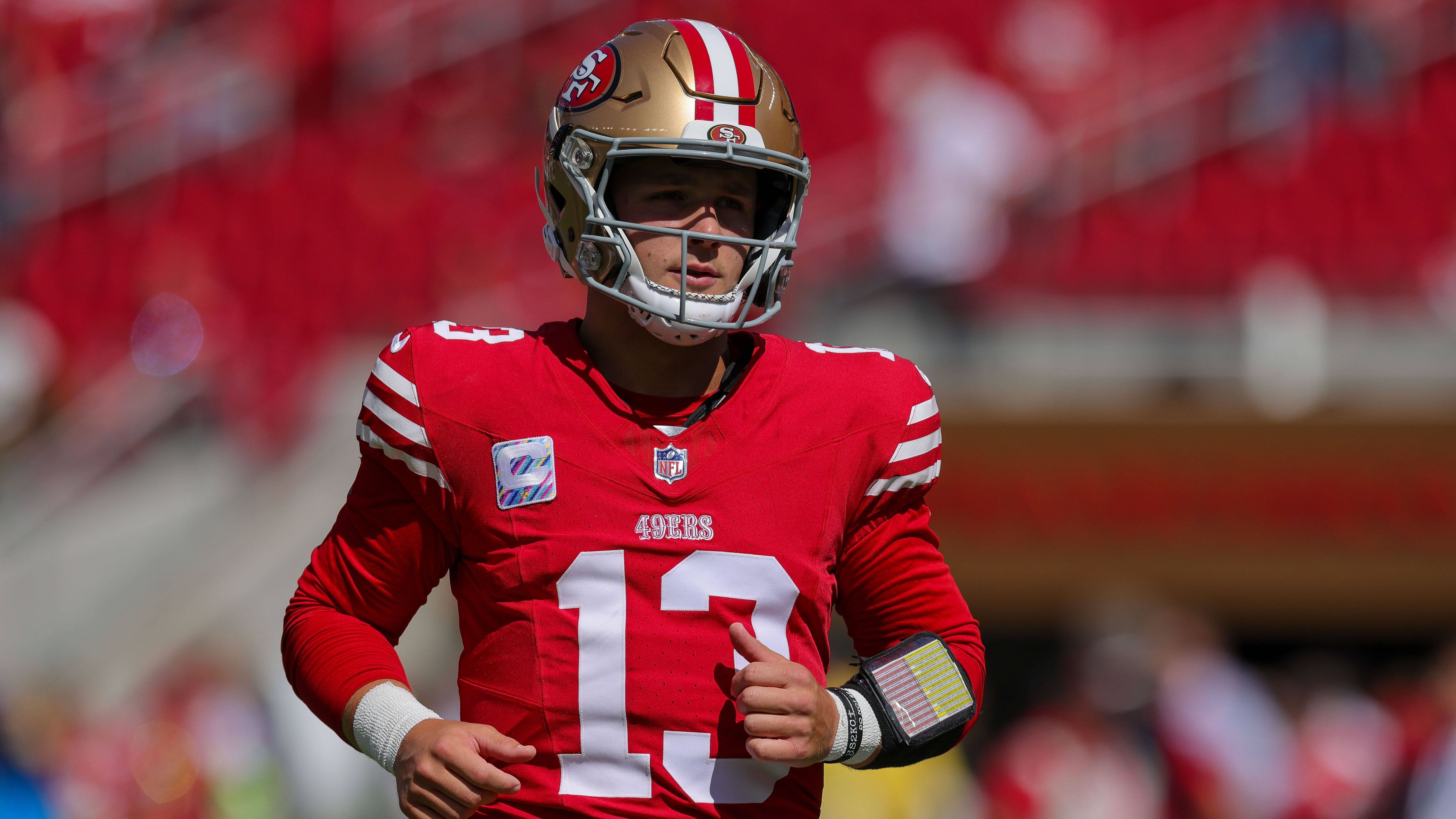 <strong>San Francisco 49ers: Brock Purdy</strong><br>Man könnte fast meinen, dass Brock Purdy in der Offseason überhaupt keine Verletzung hatte. Der letztjährige "Mr. Irrelevant" macht genau dort weiter, wo er vor seinem seiner Ellbogenverletzung im Championship Game aufgehört hatte. Fünf Touchdowns, über 1.000 Passing Yards, keine Interception: Der "Purdy-Wahnsinn" geht weiter!