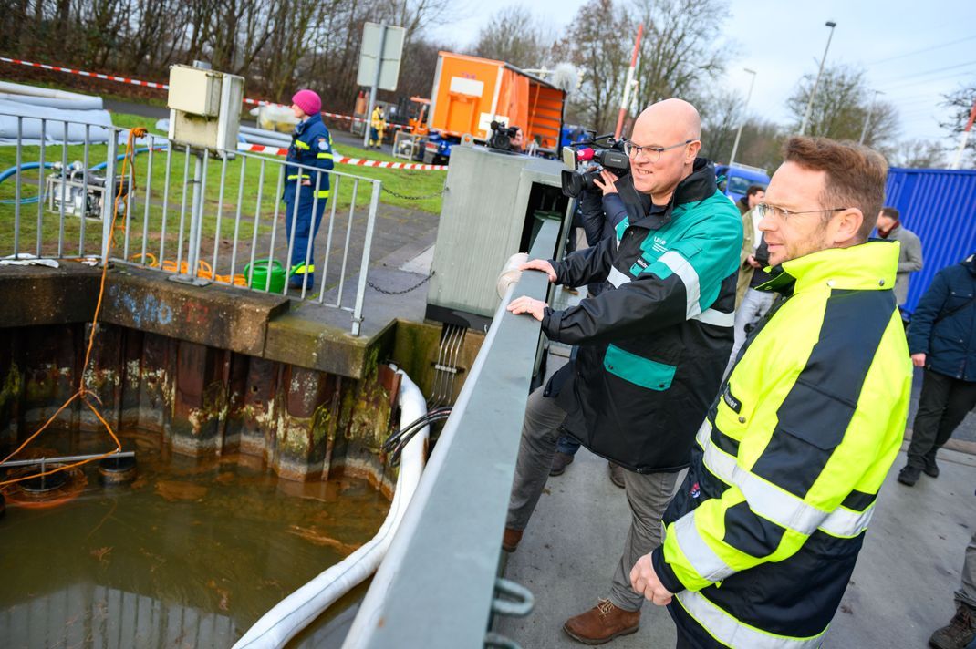 Schleswig-Holsteins Umweltminister Tobias Goldschmidt (links) machte sich am Nord-Ostsee-Kanal persönlich ein Bild von der Lage.