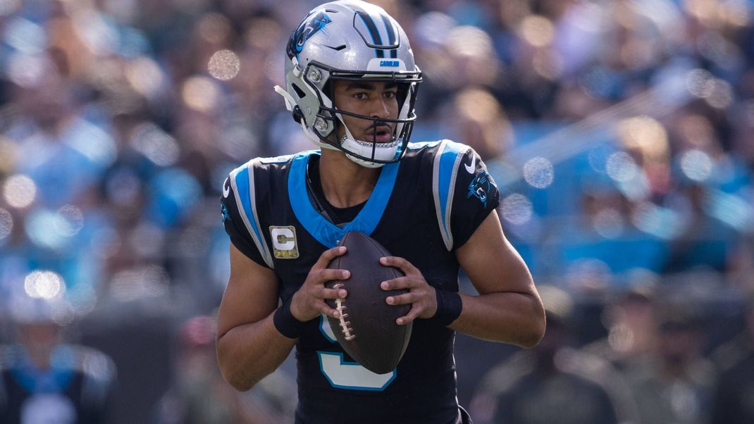 NFL, American Football Herren, USA 2025: Saints At Panthers Nov 09 November 9, 2025: Carolina Panthers quarterback Bryce Young 9 drops back against the New Orleans Saints in the first half of the NFL matchup in Charlotte, NC. Scott Kinser/CSM Credit Image: Â Scott Kinser/Cal Media Charlotte Nc United States EDITORIAL USE ONLY Copyright: xx ZUMA-20251109_zma_c04_041.jpg ScottxKinserx csmphotothree441284