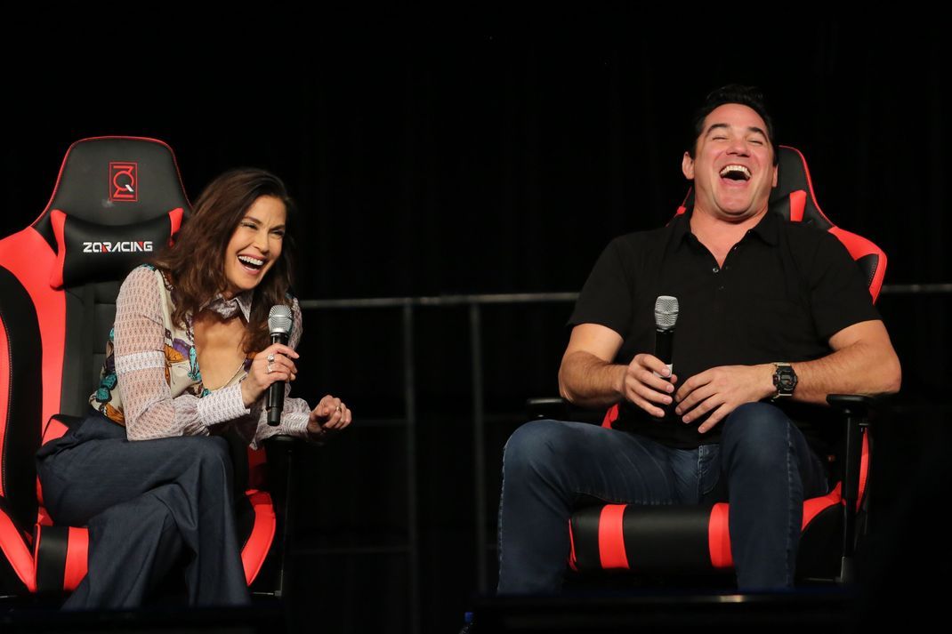 Superpower-Paar: Teri Hatcher und Dean Cain aus „Superman – Die Abenteuer von Lois &amp; Clark“ treten bei einer Comic Con 2017 in Sydney auf. Auch 20 Jahre nach Ende der Serie haben die beiden noch Spaß.