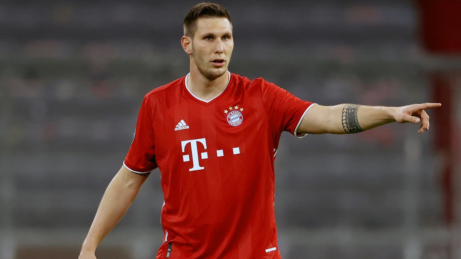 
                <strong>Niklas Süle</strong><br>
                Spielt den offensiv unauffälligeren Part in Bayerns Abwehrzentrum. Bei Kluiverts Treffer hebt er das Abseits auf. Teilweise zu ungestüm in seinen Vorstößen nach vorne, wodurch hinten Lücken entstehen. Mangelnde Kommunikation mit Nebenmann Boateng beim dritten Leipziger Tor durch Forsberg. ran-Note: 5
              