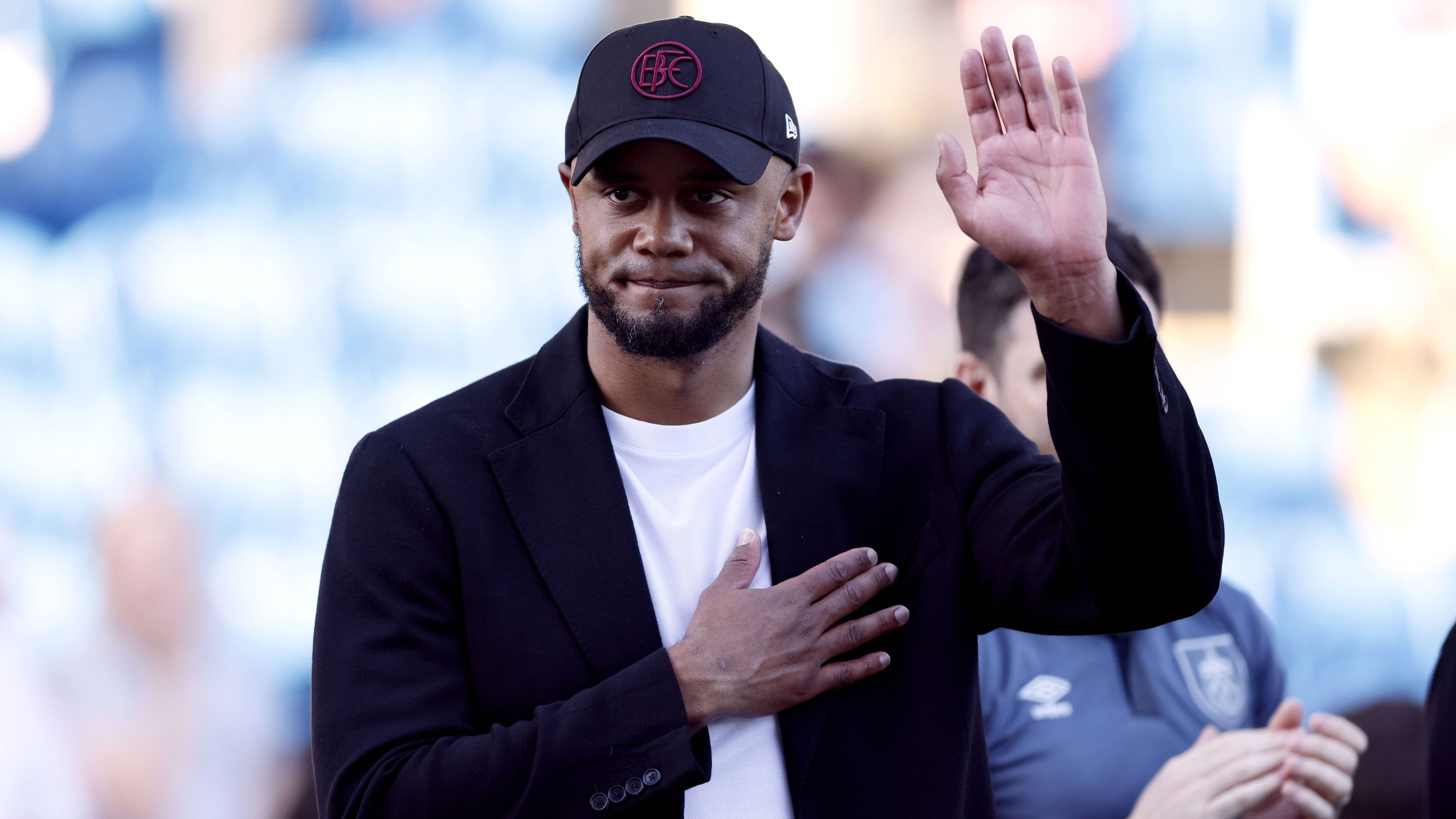 <strong>Vincent Kompany (FC Burnley)</strong><br>Die Bayern suchen und suchen - inzwischen hauptsächlich in der Premier League. Neuer Kandidat auf die Tuchel-Nachfolge könnte Burnley-Coach Vincent Kompany sein. Laut "Sky" haben bereits erste Gespräche zwischen den Münchnern und dem Belgier stattgefunden. Wie Transferexperte Fabrizio Romano berichtet, sollen sich die Bayern-Verantwortlichen sogar bereits telefonisch beim Belgier gemeldet haben. Es wird also konkret.