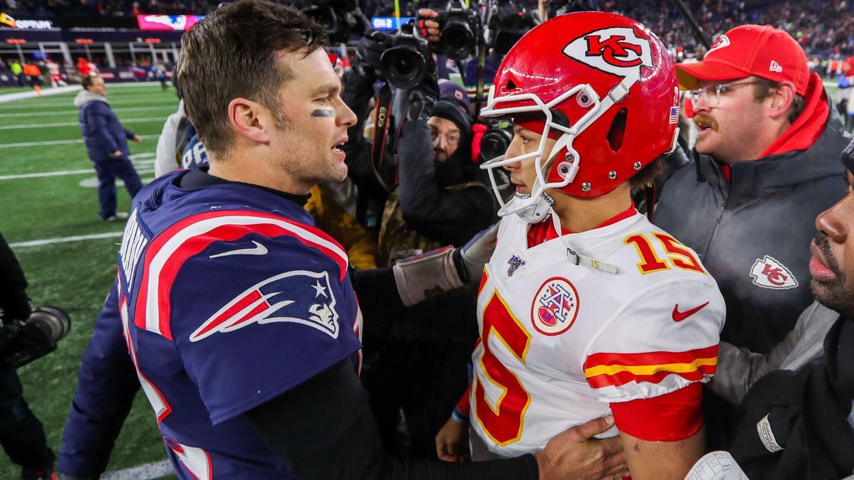 NFL, American Football Herren, USA Kansas City Chiefs at New England Patriots Dec 8, 2019; Foxborough, MA, USA; New England Patriots quarterback Tom Brady (12) and Kansas City Chiefs quarterback Pa...