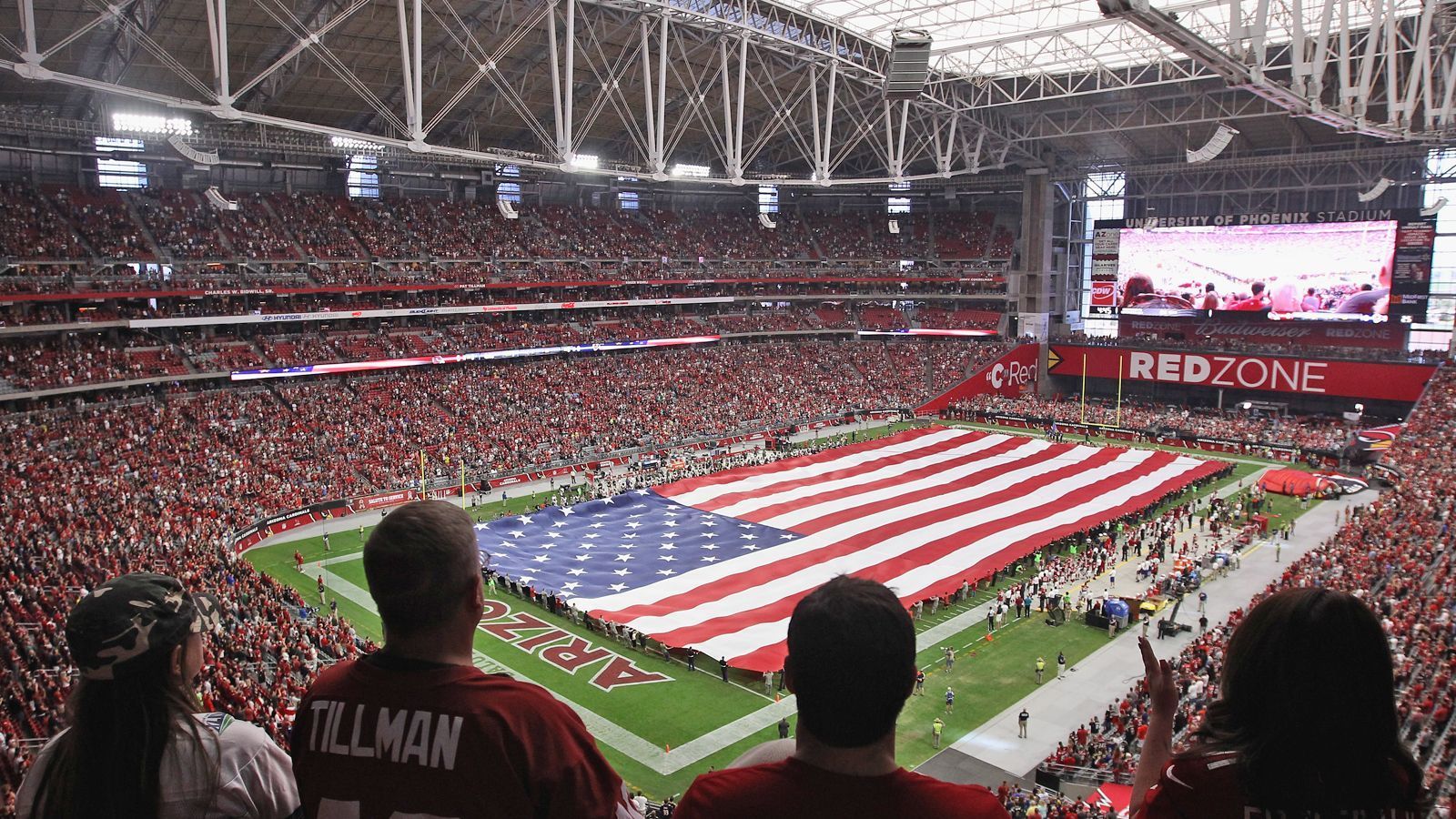 <strong>Arizona Cardinals: State Farm Stadium</strong><br>
                • Kapazität: 63.400&nbsp;&nbsp;<br>• Eröffnung: August 2006&nbsp;<br>• Kosten: 455 Millionen Dollar <br>• Eigentümer: Arizona Sports &amp; Tourism Authority