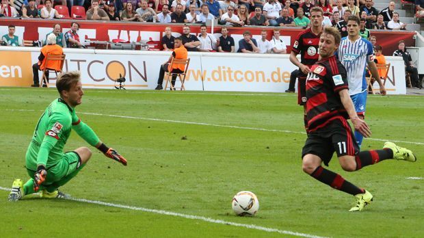 
                <strong>1. Spieltag: Stefan Kießling (Bayer Leverkusen)</strong><br>
                1. Spieltag: Stefan Kießling gelingt ein historischer Bundesliga-Rekord. Der 31-Jährige erzielt bei Leverkusens 2:1-Erfolg gegen 1899 Hoffenheim in der 45. Minute der Treffer zum 1:1-Ausgleich. Dadurch ist Kießling der erste Spieler überhaupt, der vier Spielzeiten in Folge am ersten Spieltag mindestens ein Tor erzielt.
              