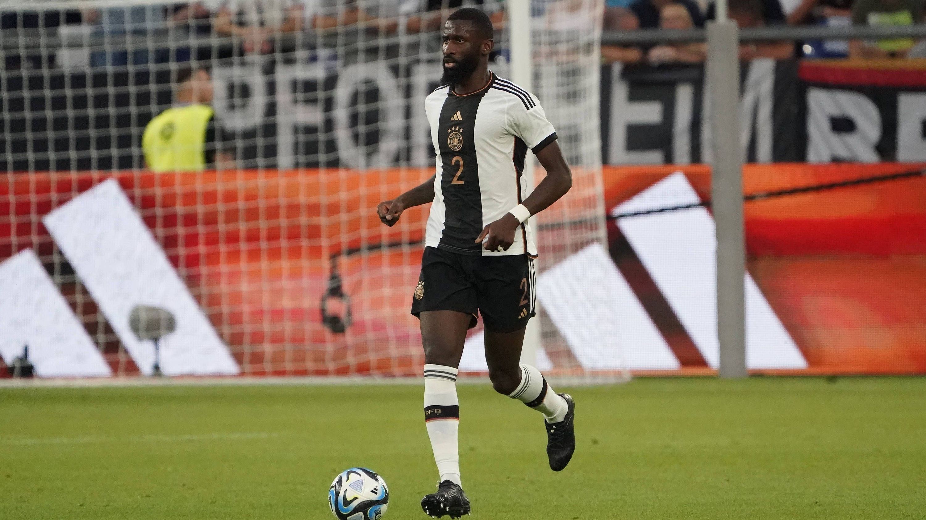 <strong>Innenverteidiger: Antonio Rüdiger (Real Madrid)</strong><br>An ihm biss sich selbst ein gewisser Erling Halland in der Champions League die Zähne aus. Egal in welcher Formation, egal gegen welchen Gegner: Antonio Rüdiger muss spielen. Der "Berliner Jung" ist mit seiner Körperlichkeit unverzichtbar für Deutschland. Kommt ein schneller und beweglicher Spieler blockt er ihn weg, kommt ein physisch starker Stürmer auf ihn zu, läuft er ihn ab - der 30-Jährige findet immer eine Lösung.