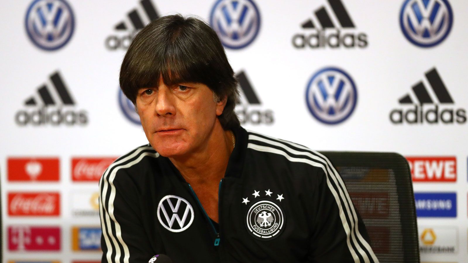 
                <strong>Joachim Löw nominiert DFB-Kader</strong><br>
                Bundestrainer Joachim Löw hat seinen Kader für die entscheidenden EM-Qualifikationsspiele gegen Weißrussland (16.) und Nordirland (19. November) bekanntgegeben. Mit Toni Kroos, Matthias Ginter und Leon Goretzka kehren drei Säulen in den Kader zurück. Dafür fehlt mit Niklas Süle die Abwehrstütze verletzt. ran.de gibt einen Überblick über das Team.
              