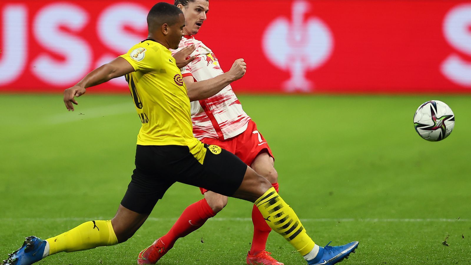 
                <strong>Manuel Akanji</strong><br>
                Spielt an der Seite von Hummels eine solide Partie. Wird in der zweiten Halbzeit mehr geprüft, behält aber meistens die Oberhand. ran-Note: 3
              