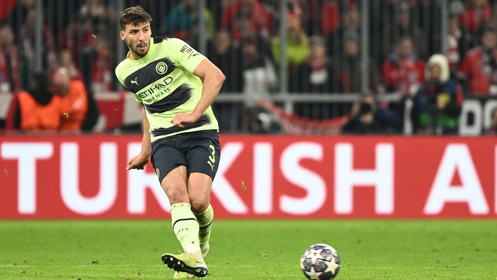 
                <strong>Ruben Dias (Manchester City)</strong><br>
                Der Portugiese erledigt, unterstützt von Stones, seine Arbeit als zentraler Innenverteidiger solide, vor allem im Duell gegen Choupo-Moting, den er weitgehend im Griff hat. Verhindert bei einem verunglückten Rückpass auf der Linie den Ausgleich. ran-Note: 2
              