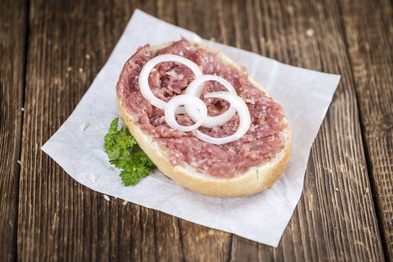 Das Mettbrötchen mit Zwiebeln ist eine deutsche Spezialität.