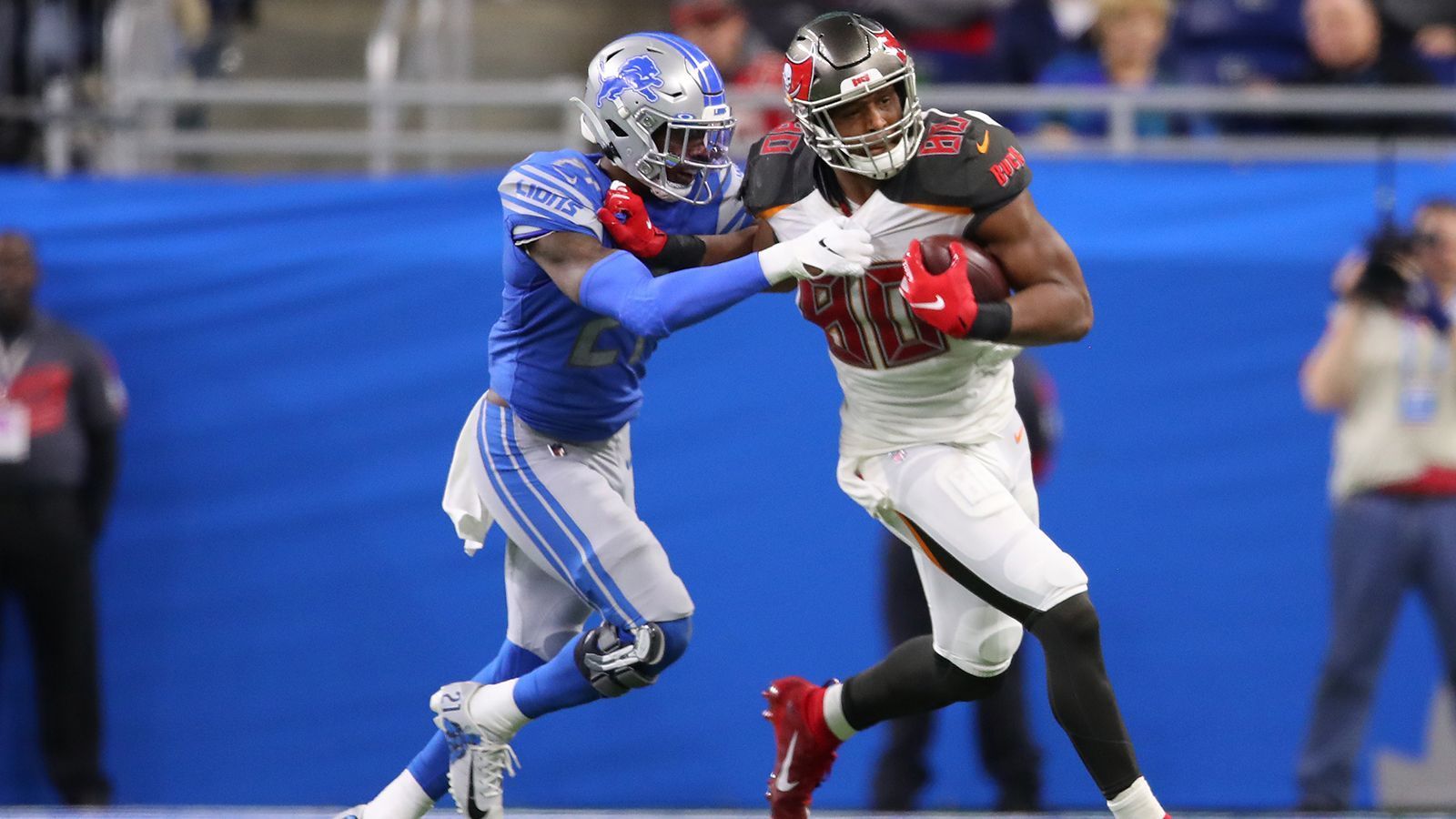 
                <strong>O.J. Howard (Tampa Bay Buccaneers)</strong><br>
                Spätestens seit der Ankunft von Rob Gronkowski scheint klar zu sein: Die Tampa Bay Buccaneers planen nicht mit O.J. Howard. Der athletische Tight End fiel vergangene Saison wegen einiger Penalties bei Head Coach Bruce Arians in Ungnade. Ein Neuanfang würde beiden Seiten gut tun. 
              