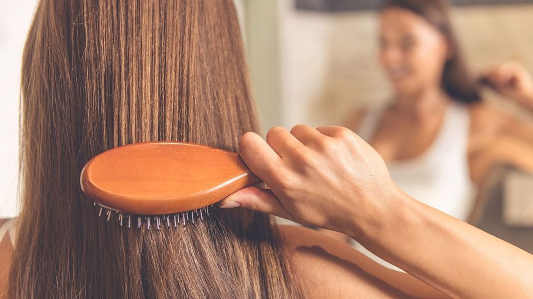 Lange Haare wollen gepflegt werden! Damit deine Langhaarfrisur auch mit gesundem Haar glänzt, solltest du auf eine Haarpflege-Routine achten – Tipps findest du im Artikel.