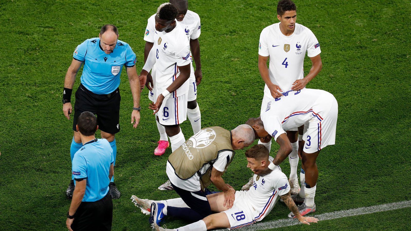 
                <strong>5. Frankreich hat Verletzte zu beklagen</strong><br>
                Frankreich-Trainer Didier Deschamps plagen vor dem Duell mit dem Nachbarn durchaus Verletzungssorgen. In der Offensive wird die Personaldecke nach den Ausfällen von Ousmane Dembele, Thomas Lemar und Marcus Thuram dünner, die Mannschaft verfügt allerdings über genug Offensivkräfte, sodass deren Ausfälle nicht allzu schwer wiegen dürften. Problematischer sieht es da schon im hinteren Mannschaftsteil aus: Lucas Hernandez musste gegen Wales angeschlagen zur Halbzeit vom Feld, Ersatzmann Lucas Digne verletzte sich nur sieben Minuten nach Wiederanpfiff. Die linke französische Defensivseite könnte sich als die Achillesferse erweisen und der Schweiz somit Chancen bieten.
              