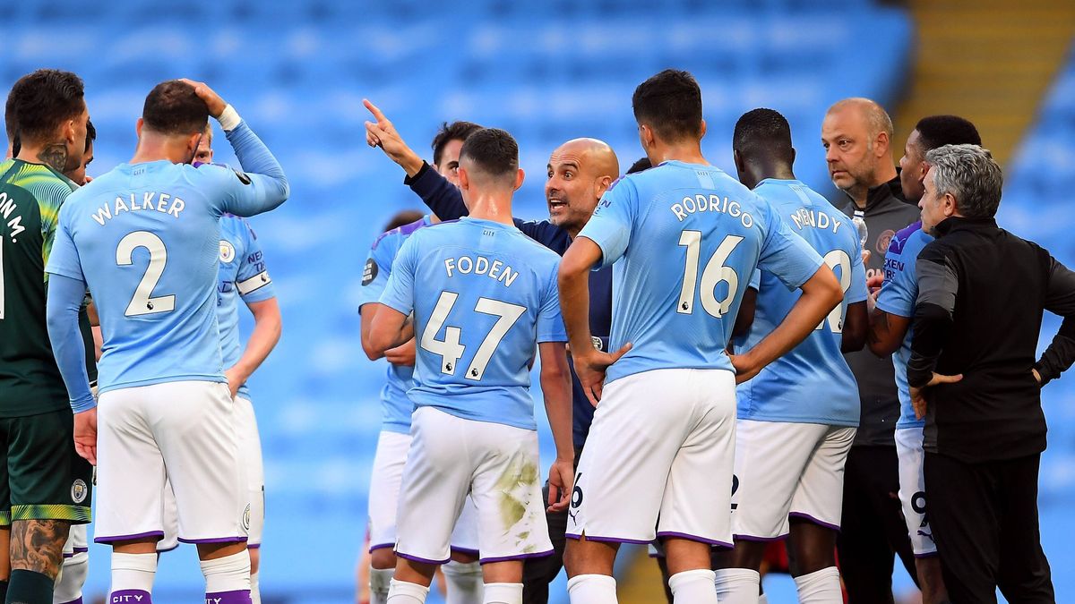 Pep Guardiola zeigt nach oben