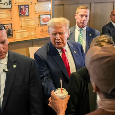 Der republikanische Präsidentschaftskandidat und ehemalige US-Präsident Donald Trump begrüßt Kunden in einem Chick-fil-A-Restaurant.