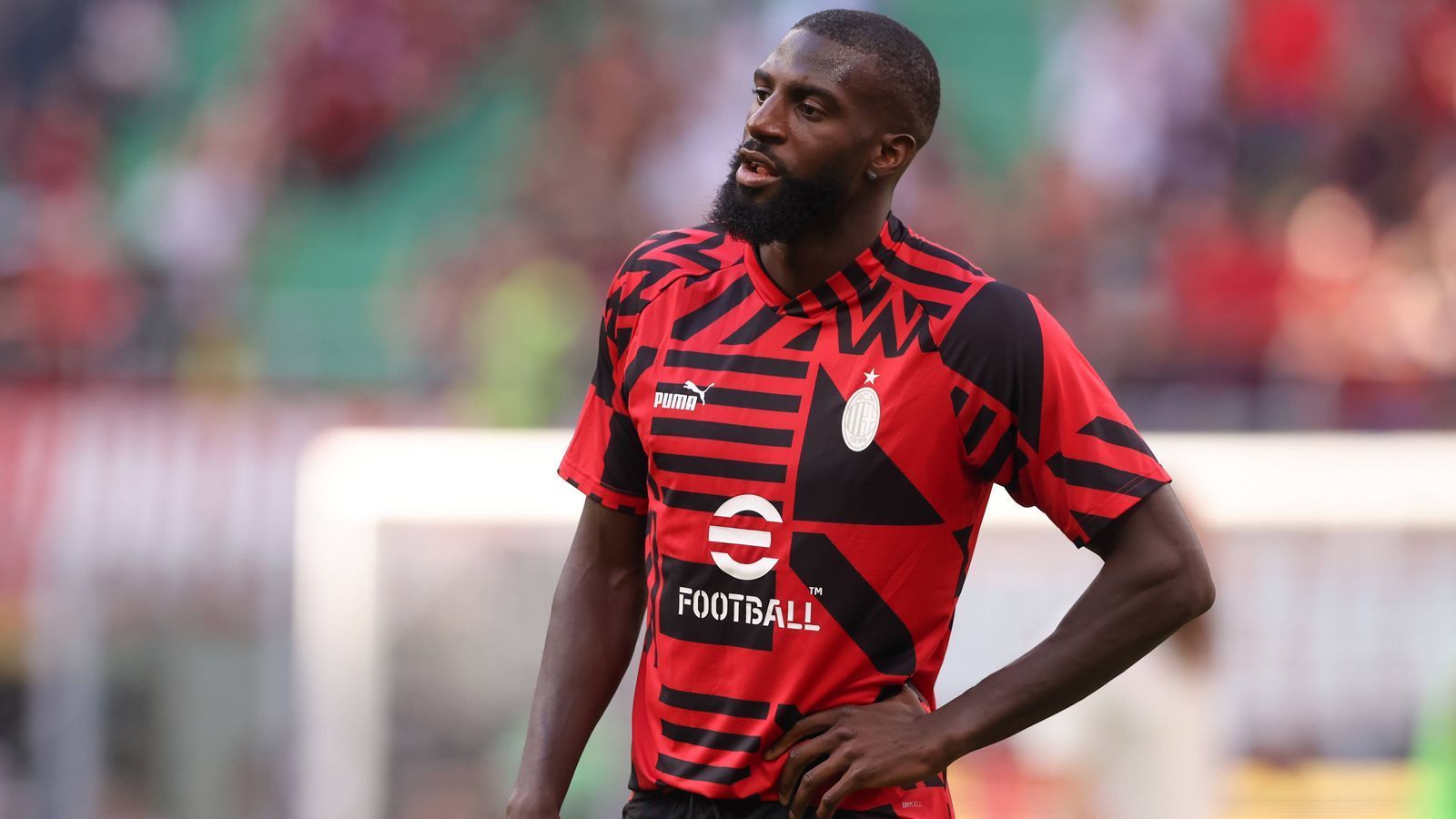 
                <strong>Tiemoue Bakayoko (AC Mailand)</strong><br>
                Den Franzosen Tiemoue Bakayoko hätte der AC Mailand im Sommer 2022 wohl ganz gerne abgegeben, denn sportlich spielt der 28 Jahre alte Mittelfeldspieler laut Medienberichten keine Rolle mehr beim italienischen Meister. Da sich aber kein Abnehmer fand, wird Bakayoko im Herbst möglicherweise öfter auf der Tribüne Platz nehmen müssen. Für die Champions League hat der frühere Chelsea- und Monaco-Star sogar schon Gewissheit. Da er für die Königsklasse nicht nominiert wurde, muss er sich diese Partien in der Gruppenphase definitiv von der Tribüne aus ansehen. 
              