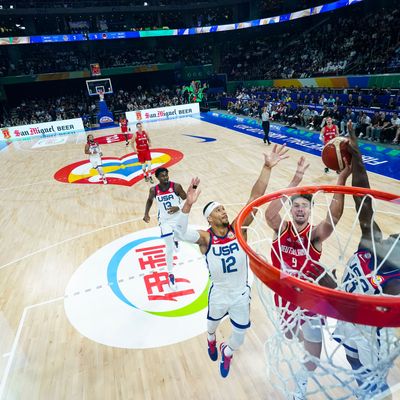 Jungtalent Franz Wagner mit den US-Spielern Josh Hart und Guard Anthony Edwards während des Basketball-WM-Halbfinalspiels in Manila, Philippinen, am Freitag, 8. September 2023. 