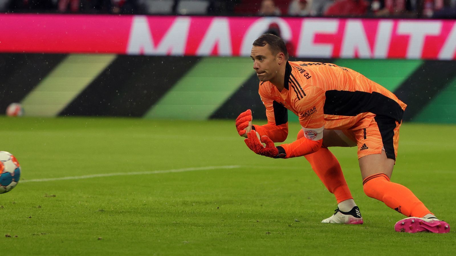 
                <strong>Manuel Neuer (FC Bayern München)</strong><br>
                Anfangs beschäftigungslos in der ersten Halbzeit. Hält sicher beim Distanzschuss Kampl (22.) und Kopfball von Laimer (36.). Starke Parade bei der Großchance von Olmo (45.). Chancenlos beim Distanzhammer von Laimer (58.).ran-Note: 3
              