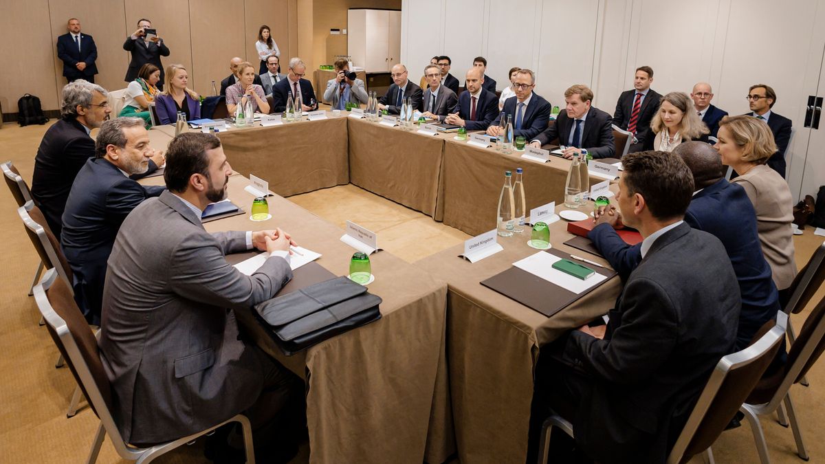 20. Juni 2025, Schweiz, Genf: Treffen der Außenminister Deutschlands – Johann Wadephul, Frankreichs – Jean-Noel Barrot, Großbritanniens – David Lammy mit dem iranischen Außenminister Abbas Araghtschi
