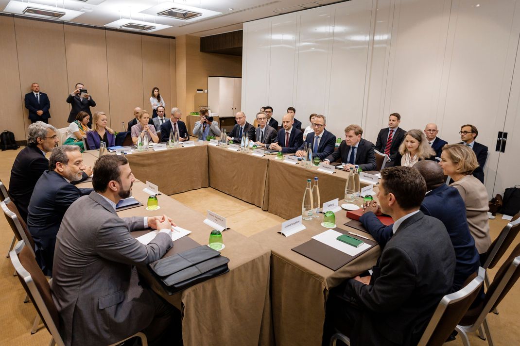 20. Juni 2025, Schweiz, Genf: Treffen der Außenminister Deutschlands – Johann Wadephul, Frankreichs – Jean-Noel Barrot, Großbritanniens – David Lammy mit dem iranischen Außenminister Abbas Araghtschi