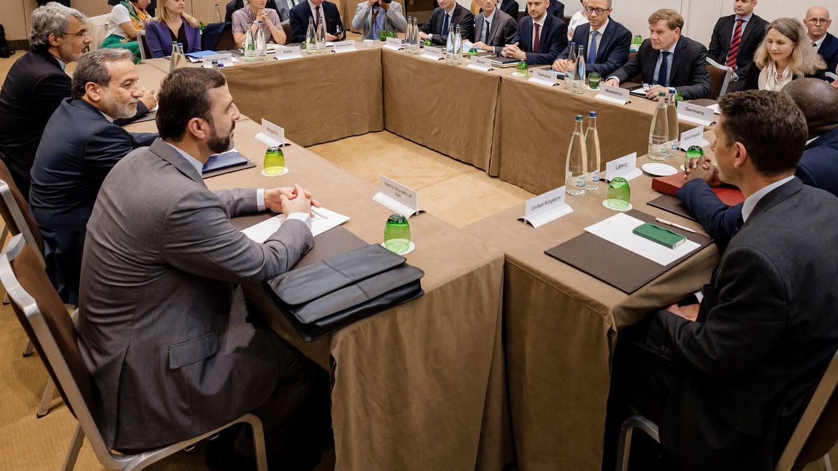 20. Juni 2025, Schweiz, Genf: Treffen der Außenminister Deutschlands – Johann Wadephul, Frankreichs – Jean-Noel Barrot, Großbritanniens – David Lammy mit dem iranischen Außenminister Abbas Araghtschi