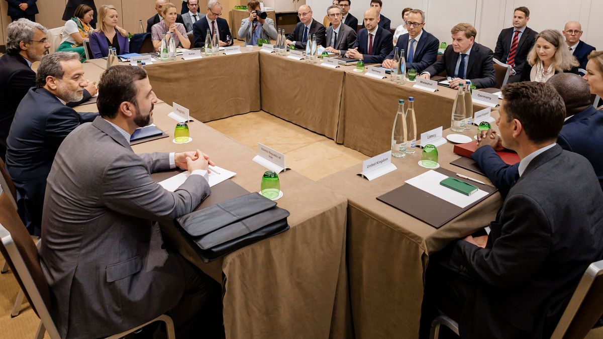 20. Juni 2025, Schweiz, Genf: Treffen der Außenminister Deutschlands – Johann Wadephul, Frankreichs – Jean-Noel Barrot, Großbritanniens – David Lammy mit dem iranischen Außenminister Abbas Araghtschi